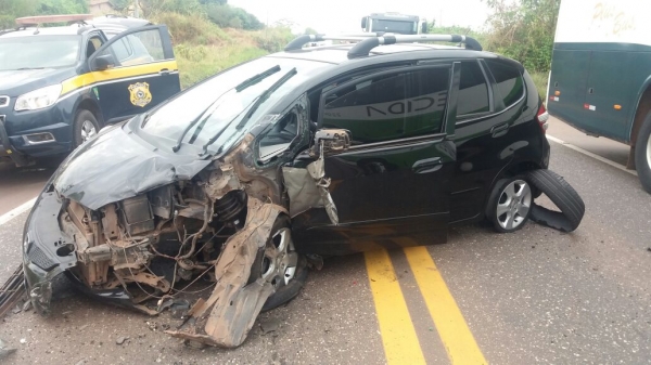 Veículo tem pneu estourado e bate de frente com caminhão na BR 010