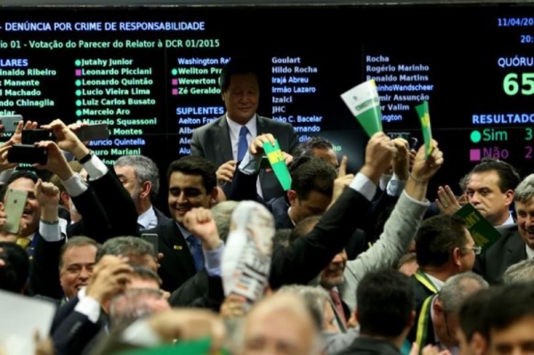 Por 38 a 27, comissão aprova parecer a favor do impeachment de Dilma