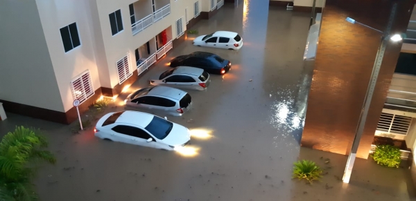 Alagamento invade condomínio e deixa carros parcialmente submersos