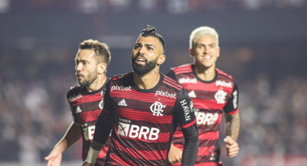 Flamengo vence o São Paulo no Morumbi e coloca um pé na final