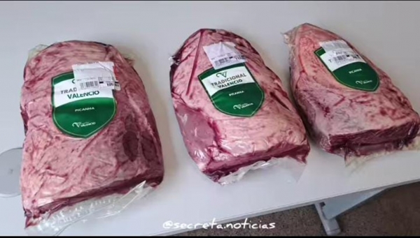 HOMEM VESTE FARDA DE SUPERMERCADO, SE PASSA POR FUNCIONÁRIO E FURTA PICANHAS EM ITZ