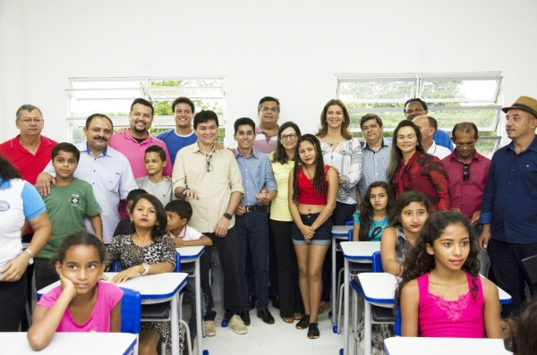 Flávio Dino entrega Escola Digna, vistoria obras e assina novos convênios em Estreito e São Francisco do Brejão