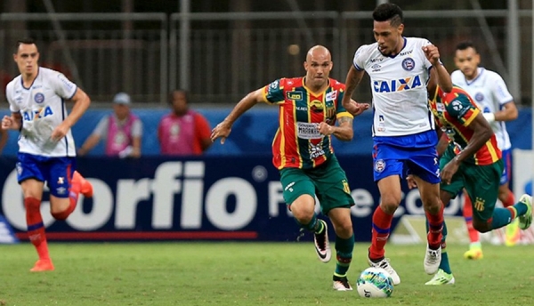 Com gol no fim, Bahia vence, se mantém no G-4 e rebaixa o Sampaio