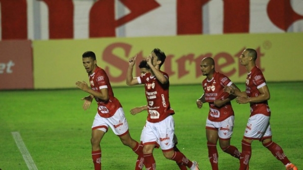 Com gols de Henan e Rafhael Lucas, Vila Nova vence o Manaus de virada