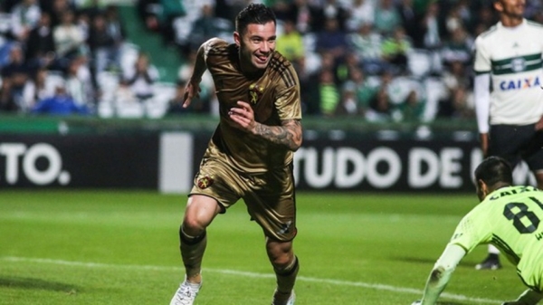 Sport vence Coritiba em casa e entra no G6
