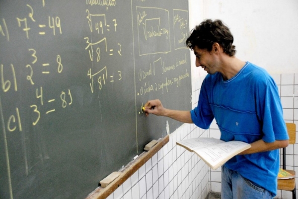 Piso salarial dos professores sobe 11,36% e passa a ser de R$ 2.135