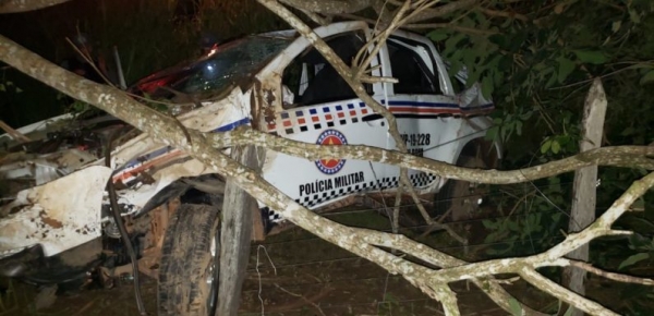 MARANHÃO - Viatura da PM de Santa Luzia capota e colide com árvore após bater em buraco na BR-222