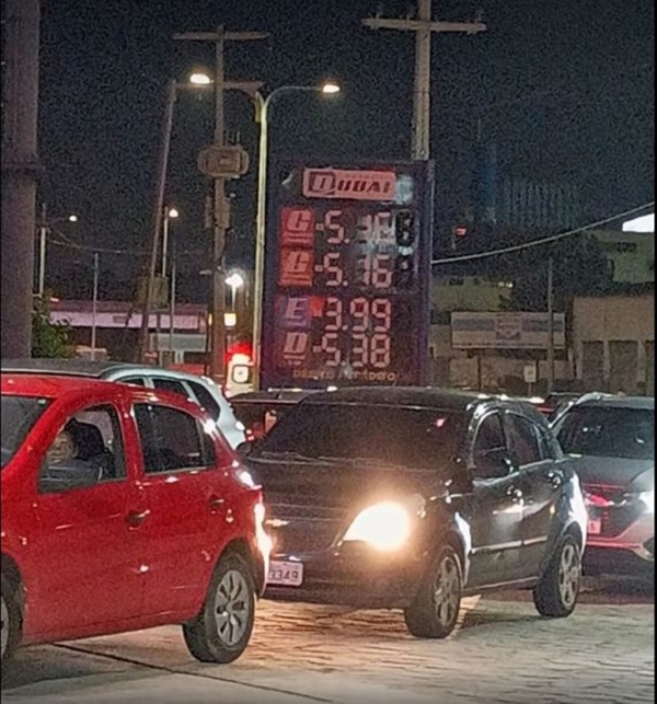 MOTORISTAS FAZEM FILAS PARA ABASTECER EM SÃO LUÍS ANTES DO AUMENTO NO PREÇO DOS COMBUSTÍVEIS