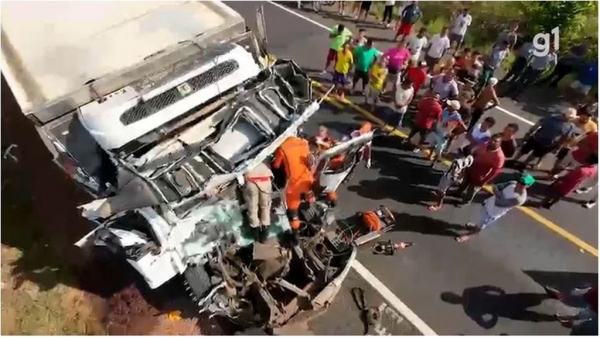  Acidente entre dois caminhões deixa uma pessoa morta na BR-316