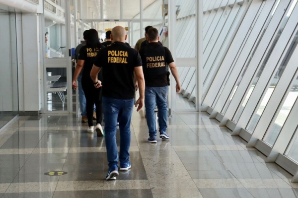 PF prende três suspeitos de tentar embarcar explosivos em voo