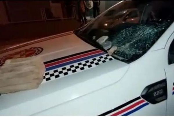 IMPERATRIZ - Mulher é presa após quebrar para-brisa de viatura da Polícia Militar no Centro