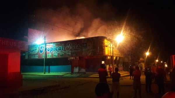  FIM DE SEMANA - Fogo consome supermercado em Bom Jesus das Selvas.