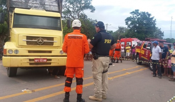 Colisão entre caminhão e motocicleta deixa uma pessoa morta e outra ferida na BR-135