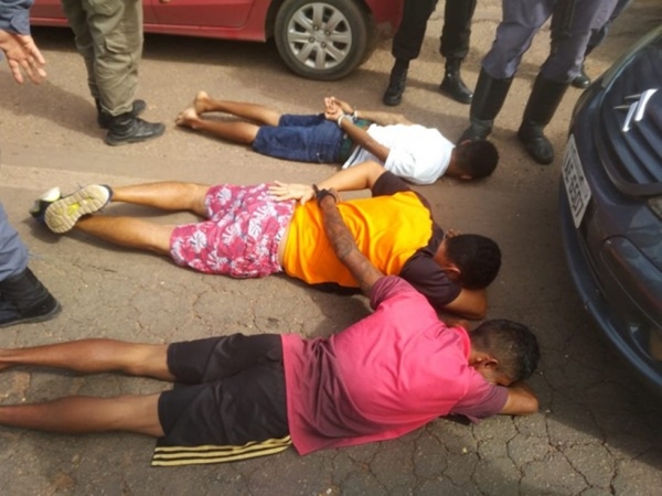 Polícia prende trio jogando celulares para dentro da penitenciária de Pedrinhas, em São Luís