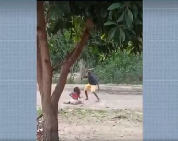 HOMEM AGRIDE A PRÓPRIA IRMÃ A PAULADAS NO INTERIOR DO MA