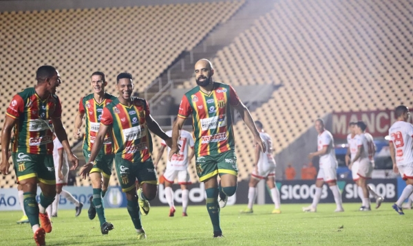 Série B: Sampaio Corrêa derrota Náutico por 2 a 0