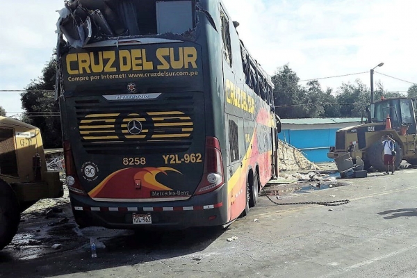 Acidente com ônibus mata 16 pessoas no Peru