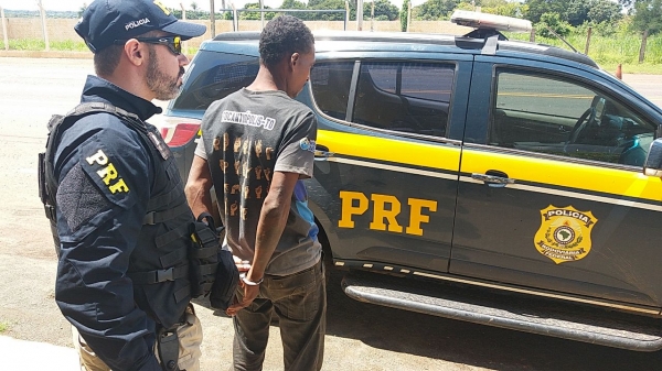 Andarilho vai pedir informações na PRF e acaba preso