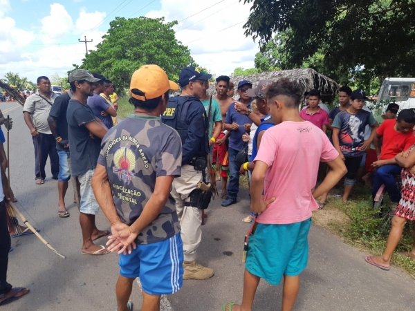 Indigenas fazem protesto na BR-316/MA, entre Santa Inês e Bom Jardim
