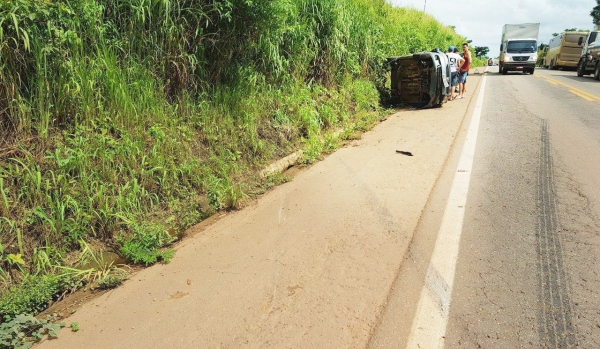 Motorista faz ultrapassagem em local proibido e causa acidente