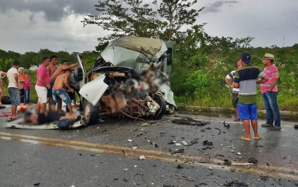 Acidente entre van e caminhão deixa vários mortos na BR-402 no Maranhão