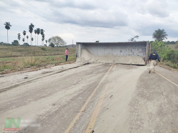 AÇAILÂNDIA – Carreta caçamba carregada de cimento tomba na BR – 010 trechos da Ladeira Vermelha e deixa trânsito por quase 6h