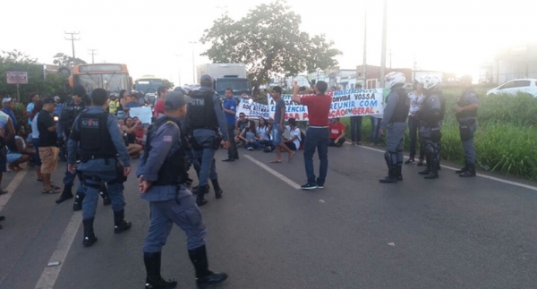 Protesto na BR-135 pede pavimentação, transporte e segurança na Vila Esperança