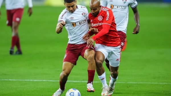 Em jogo eletrizante, Inter busca vitória nos acréscimos e deixa Flu à beira do Z-4