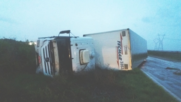 Carreta sai da pista e tomba no Campo de Peris