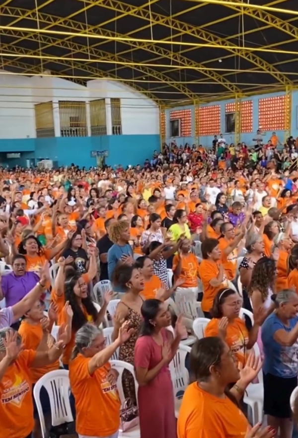 CATÓLICOS LOTAM GINÁSIO EM ENCERRAMENTO DO XXXII FESTIVAL MINHA VIDA TEM SENTIDO
