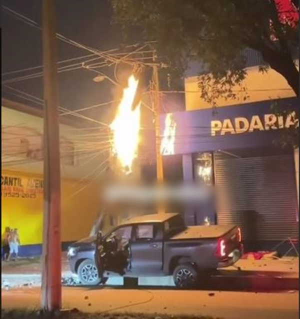 IMPERATRIZ/VÍDEO: MOTORISTA PERDE CONTROLE DE CARRO E BATE EM POSTE NO SANTA RITA