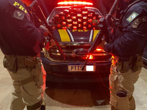 PRF prende passageira de ônibus com 43kg de cocaína em Imperatriz/MA
