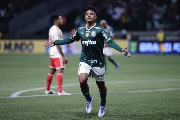 Palmeiras vence o Inter e fecha turno do Brasileiro na liderança
