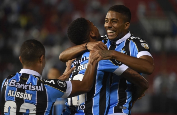 Grêmio derrota Libertad e pega Palmeiras nas quartas da Libertadores
