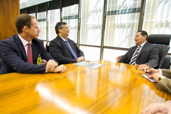 Flávio Dino convida vice-presidente Hamilton Mourão para Fórum de Governadores do Nordeste em São Luís