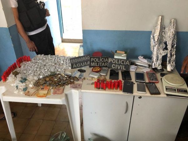 Três presos e um adolescente apreendido com munições e cocaína