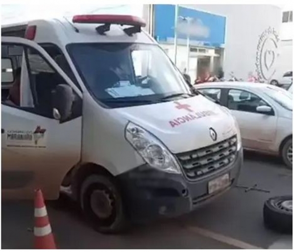 Pneu de ambulância fura no Centro enquanto levava paciente