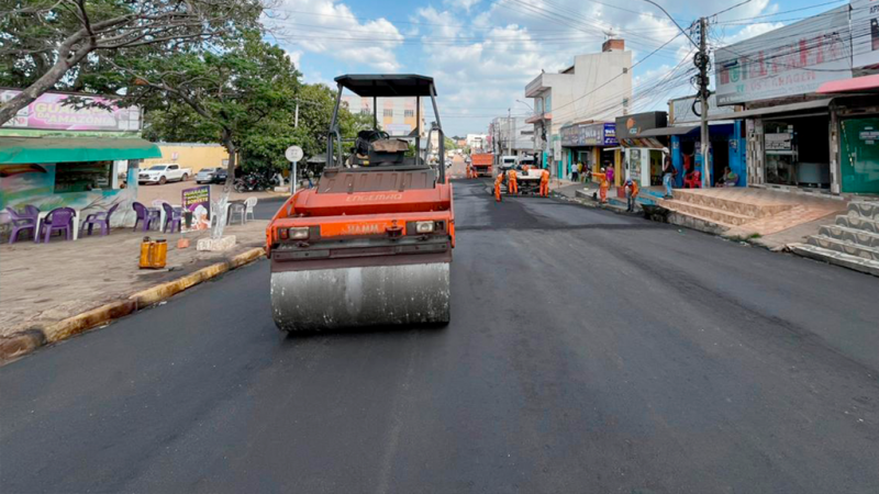 EM RITMO ACELERADO ASFALTO DO CENTRO DA CIDADE JÁ CHEGA AO SETOR RODOVIÁRIO E BANCÁRIO CORAÇÃO COMERCIAL DA CIDADE.
