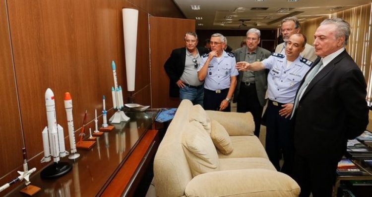 Acompanhado de ministros, Temer visita Centro de Lançamento de Alcântara