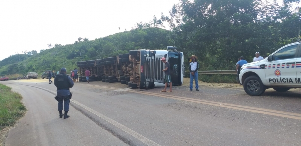 MARANHÃO - Carreta tomba na BR-222