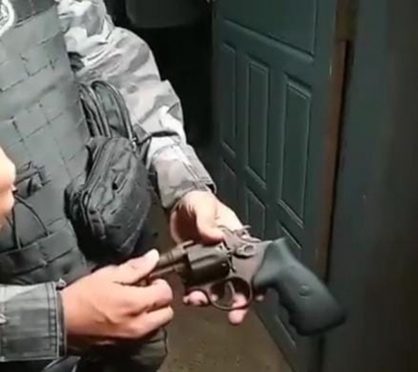 Dois homens são conduzidos para a delegacia por portar arma de fogo 