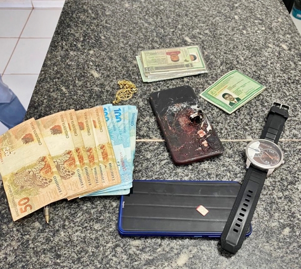 AÇAILÂNDIA – Polícia Militar prende dois bandidos procurados pela justiça, na ação um deles tentou tomar a arma do PM, mas foi contido após ser atingido em uma das pernas.