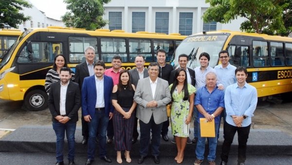 Flávio Dino entrega ônibus escolares para mais 7 municípios, chegando a 110 veículos até agora