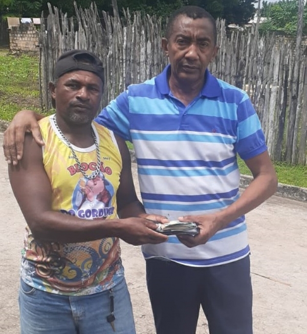 Lavrador encontra R$ 3.800 na rua, faz buscas pelo dono e devolve o dinheiro em Guimarães, no MA