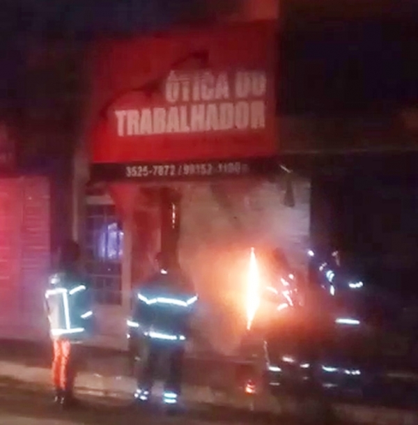 Incêndio destrói óticas no Centro de Imperatriz