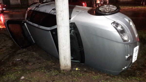 FIM DE SEMANA - Veículo capota após colisão lateral