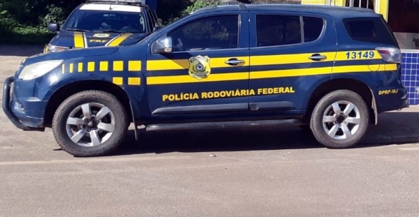 PRF em Santa Inês prende passageiro de automóvel com mandado de prisão em aberto