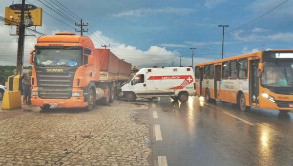 Ambulância derrapa e colide em carreta