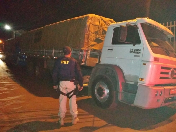 PRF APREENDE 04 CAMINHÕES TRANSPORTANDO MADEIRA SERRADA IRREGULARMENTE