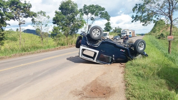 Veículo capota após tentar ultrapassagem na BR-010